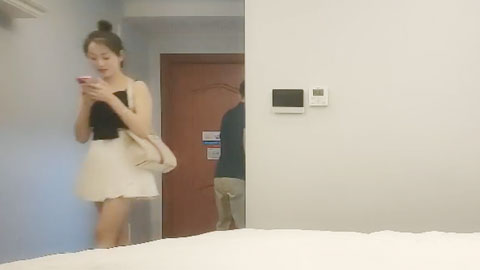 迷妹推荐--极品丸子头外围美女，豹纹内衣黑色网袜，特写跪地深喉口交，穿着高跟鞋张开双腿猛操