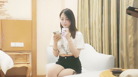 迷妹推荐--颜值一流高端外围女神，齐逼小短裤按头插嘴，对着镜头扣穴，对准深插扶着细腰，各种姿势来一遍