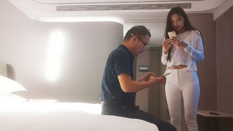 迷妹推荐--178长腿车模，疫情缺钱下海兼职，温柔妩媚真女神，后入啪啪乳浪翻滚