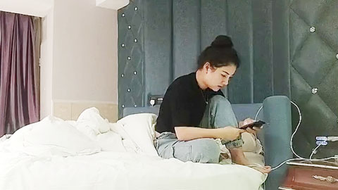 迷妹推荐--网恋新人奔现，良家少妇，解开内衣揉奶摸穴，翘起屁股后入