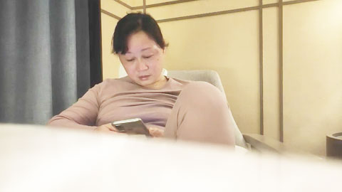 迷妹推荐--正是坐地能吸土的年纪，良家大姐姐，酒店勾搭来偷情，大黑牛不能少，光靠鸡巴怎么能满足她呢？