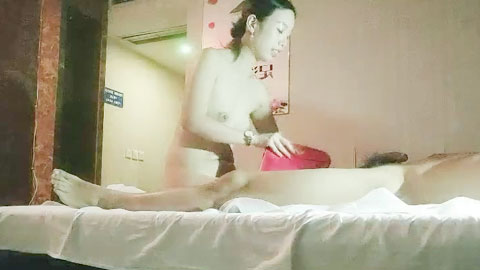 迷妹推荐--足浴女技师全套，舔背磨屁股口交乳推，硬了骑上来插入，拉着手翘起屁股后入猛操