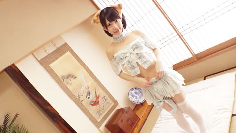 可爱猫咪照顾生病父亲