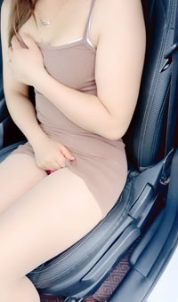 勾搭肉丝骚货激情车震，跳蛋塞逼与鸡巴同进出，白浆挂了一鸡巴，狭小的空间也无法阻止小伙充满想象力的体位。