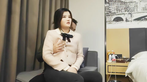 迷妹推荐--小巧身材外围靓妹，甜美听话撅起屁股自己扭，镜头前卖力口交