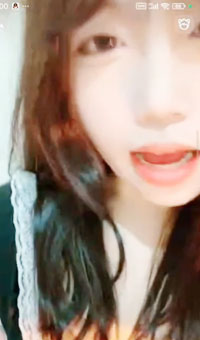 极品萝莉穿着性感女仆制服，对着屏幕展示修长美腿玉足白丝袜开裆裤