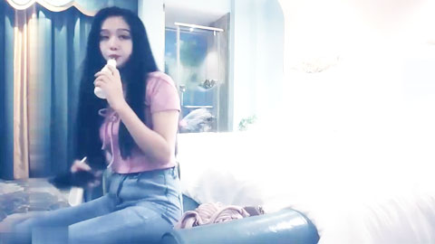 迷妹推荐--肉肉身材紫衣牛仔裤妹子，毛毛浓密舌吻跪着口交，上位骑乘快速猛操打桩机，抬腿抽插喜欢最后颜射