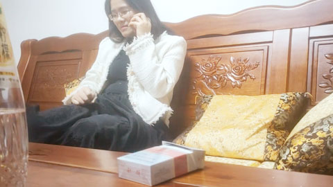 迷妹推荐--红酒调节气氛，微醺之下脱光上床，骚逼还欲拒还迎