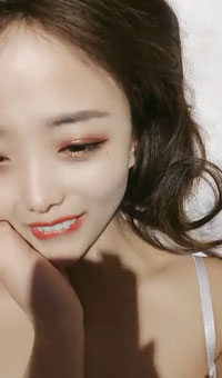 丝袜摸鸡鸡言语挑逗，吃了性药超淫荡，被后入干喷水打湿床单