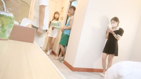 迷妹推荐--约来两个妹妹要一起操，只有一张床不同意，只能单挑，高颜值美女，直接一顿输出