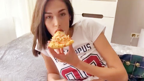 表妹吃披萨呢 从后面偷袭她