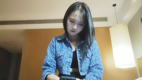 迷妹推荐--换换口味，极品清纯高颜值蓝衣学生妹，懵懂年纪下海，一天被无数男人搞，可惜了