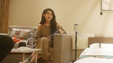 迷妹推荐--高端妹子，花臂纹身美乳，抓着大屌吸吮，美臀骑乘一上一下抽插