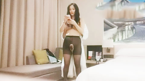 迷妹推荐--美臀极骚御姐，开档丝袜扭动屁股想要被操，摸蛋深喉大屌特写插嘴，骑乘打桩啊啊叫