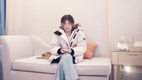 迷妹推荐--高颜值纹身嫩妹子，摸逼口交调情沙发上操抬腿侧入猛操