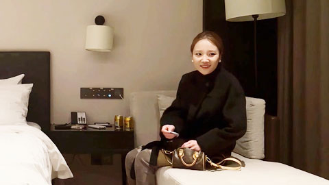 迷妹推荐--有点明星脸的小少妇，身材很好脸有点像高叶也有点像张檬，全程火力全开各种姿势猛干，JJ操麻了才放过她