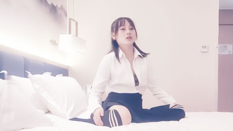 迷妹推荐--馒头B极品小妹，镜头前特写口交摸B，啪啪干完直接射脸上