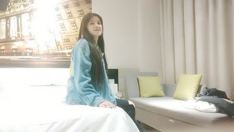 迷妹推荐--深夜黑衣小姐姐，镜头前深喉活很不错，掰穴特写扣弄，骑乘后入猛操