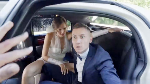 穿着婚纱去野外