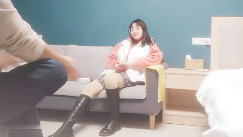 迷妹推荐--眼镜妹极品大胸，脱光后判若两人，淫荡小娇娃，舌吻啪啪激情如火