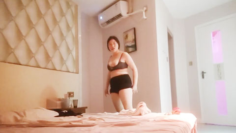 迷妹推荐--攻略女技师，肉感大奶骚女，掏出奶子埋头吸吮，半套服务猛舔口爆