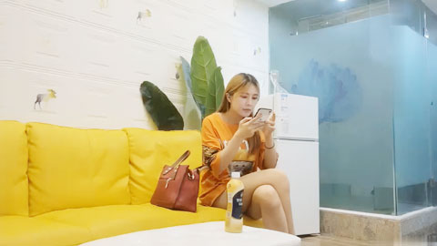 迷妹推荐--约了个黄发苗条妹子镜头前特写，口交掰穴沙发上后人猛操