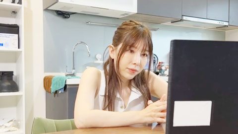 迷妹推荐--上网课都耐不住寂寞的女生 偷偷的自慰 还没下课就拉着男友打一发