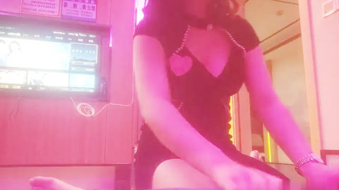 迷妹推荐--今天的技师妹子针不错，制服旗袍，勾搭带到酒店操逼，换上肉丝扣穴，穿着高跟鞋爆插