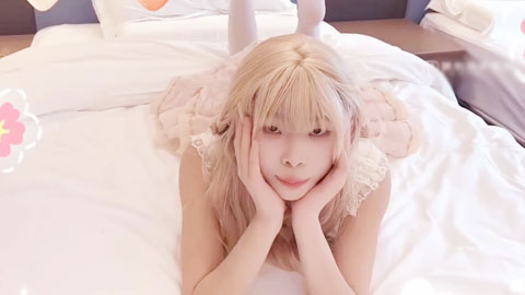 迷妹推荐--游戏陪玩萝莉为业绩下海 特殊交易3P服务 被前后轮番操穴 爽翻脸蛋精湛美少女