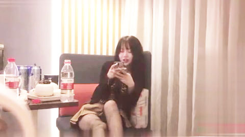 迷妹推荐--“我不要喝不下来了”黑丝小姐姐被强行脱下裤子插入