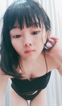 全程露脸诱惑狼友，坚挺圆润的大奶子，性感的逼逼自己揉捏自慰呻吟，看着好刺激不要错过