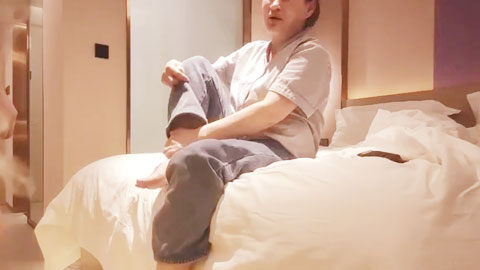 迷妹推荐--泡良最佳教程，出轨后对老公愧疚，但架不住诱惑，又来酒店操逼