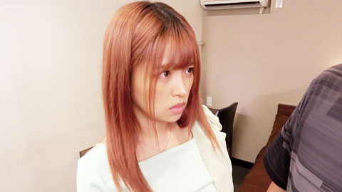 家庭餐厅NTR 我的女友硬被下流老先生店长要求不穿内衣接待客人成为消遣的小穴的巨乳女友莉香__001