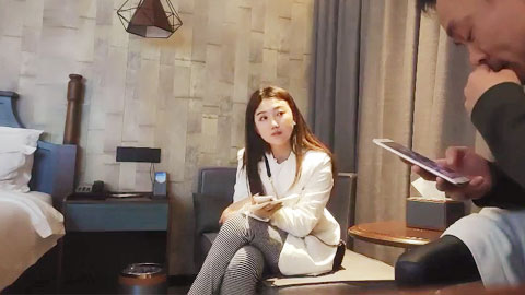 迷妹推荐--脸蛋儿清纯又甜美，性格非常温柔的妹子，搞一会还没射就软趴