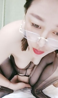 眼镜人妻发骚自慰无套爆操饥渴骑乘