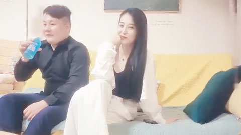 迷妹推荐--成熟性感御姐约到酒店这浓浓风情超级赞脱光光穿上迷人黑丝一把抱到床上压上去吸奶揉捏软软娇躯猛插