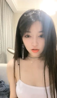 长着一张狂野美的脸蛋儿，前凸后翘圆润的S级别尤物身材，尤物中的战斗机