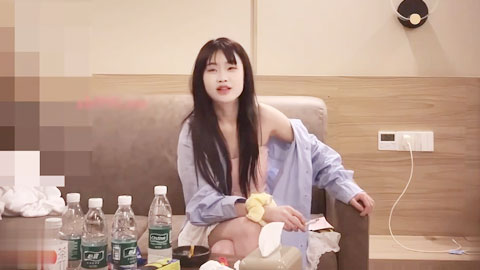 迷妹推荐--今天约了一个来旅游的兼职妹子，妹子下面特别敏感，毛毛比较旺盛在床上如饥似渴，嘴里一直喊着用力操她