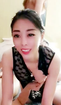 空姐薇薇气质不错,两个美女被4P双飞