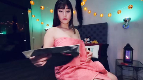 迷妹推荐--不给糖就捣蛋 万圣节被多姿势无套输出 奶子哗哗 颜射满满一脸