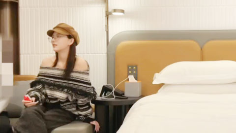 迷妹推荐--近距离深喉口交 妹子很享受 各种姿势尝试了一遍后，还是扛腿抽插最爽