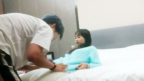 迷妹推荐--约操苗条小妹，自带学生情趣装，倒立深喉插嘴，翘起屁股后入爆操