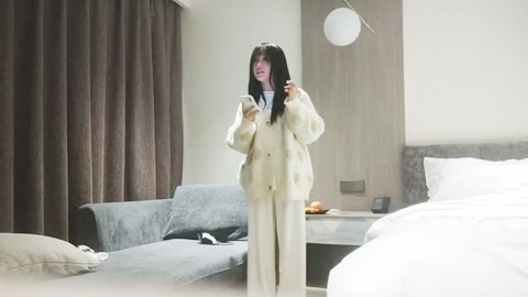 迷妹推荐--20岁小萌妹，听话随便亲，打桩机一点儿也不怜香惜玉，暴力输出干瘸，瘫倒在床服了