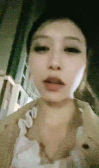 车上勾引 把自己胸罩硬扯断