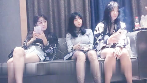 迷妹推荐--双飞好闺蜜！边舔奶子边操逼享受齐人之福