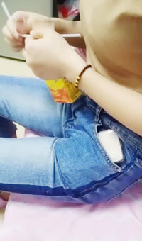 穿着牛仔裤显的很性感。边说边动手乱摸，言语哄骗，看完奶子，看屁股，脱下内裤，淫水一片。