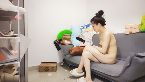 迷妹推荐--人气很高的美女，情趣挑逗，肤白貌美沙发上激情性爱，如痴如醉精彩