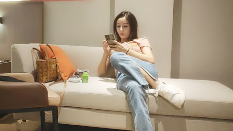 迷妹推荐--风情万种的极品御姐少妇，高冷的外表服务热情，吃鸡毒龙，惨被偷射