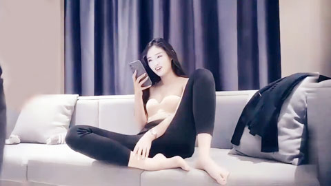 迷妹推荐--性格超好地上摆弄姿势，超近距离完美视角，69口交掰穴抽插清晰可见