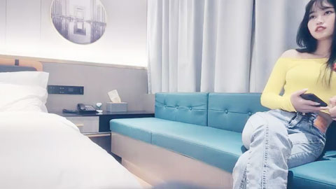 迷妹推荐--牛仔裤外围妹子，毛毛浓密掰穴摸逼，镜头前口交舔屌，双腿肩上扛抽插猛操